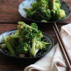 グリーン野菜の胡麻生姜和え。