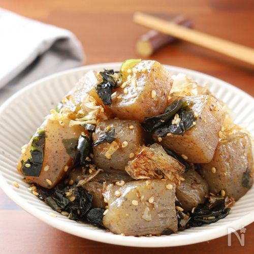 腸活にも◎【こんにゃくとわかめのピリ辛ごま炒め】あと一品に♪