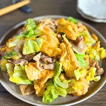 ごはんが止まらない！春キャベツと豚バラのガリバタふわ玉炒め