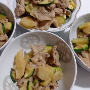 852468の作ってみた!投稿(【豚肉とズッキーニのにんにく味噌炒め】5分で完成栄養たっぷり)