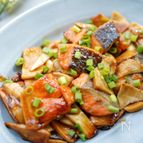 甘辛味がたまらない♪鮭とエリンギのバター醤油
