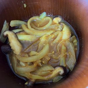 さっちゃんの作ってみた!投稿(香ばしウインナーがおいしい♩カレー風味の野菜スープ)