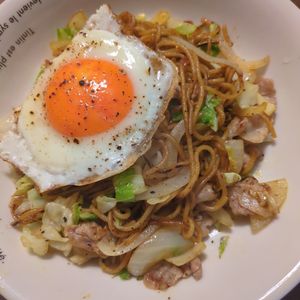 たりおの作ってみた!投稿(冷蔵庫の残り野菜deスパイシーカレー焼きそば)