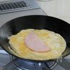 初心者さん必見!簡単【折り畳み卵焼き】ハム入りで美味しい♡の工程2