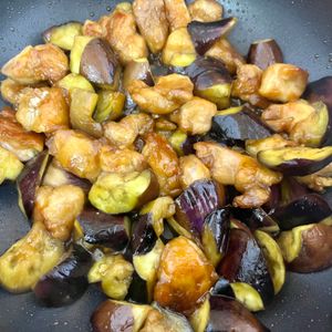 かなてぃの作ってみた!投稿(【鶏肉と茄子の甘辛しょうが醤油炒め】茄子がとろん♡)