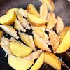 鶏手羽中と新じゃがのニンニクコチュ醤油がらめの工程3