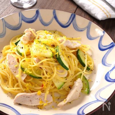 フライパン一つで！鶏むね肉とズッキーニとレモンのオイルパスタ