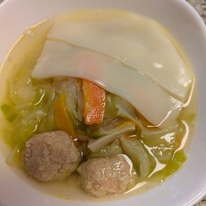 かめちゃん🐢の作ってみた!投稿(ワンタンの皮入り♪えのき豚団子とたっぷりきゃべつの旨塩鍋)