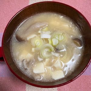 ゆっこの作ってみた!投稿(【豆腐ときのこのお味噌汁】ごま油で炒めたきのこで風味UP！)