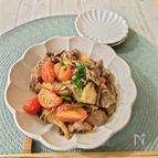 【牛肉とトマトの甘辛炒め】調味料はすき焼きのタレのみ。
