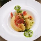 桃と生ハムの冷たいパスタ　バジルソース