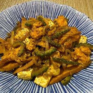楽ラク手抜キッチン🐶🐾の作ってみた!投稿(魚ソーで節約！ゴーヤのカレーチャンプルー｜スパイシーな夏の味)