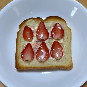 キャピタンの作ってみた!投稿(しょっぱさと甘さが合わさった！いちごとチーズのトースト)