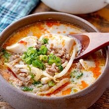 旨辛がやみつき！【ひき肉ともやしのピリ辛ごま味噌スープ】
