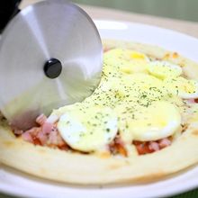 パパッと簡単「ハム玉子ピザ」