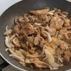 10分で簡単!地味ウマ【豚こま味ぽん炒め】の工程3