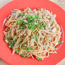ガッツリ食べたいときに！豚肉とまいたけのピリ辛パスタ
