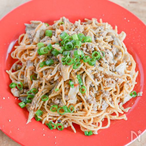 ガッツリ食べたいときに！豚肉とまいたけのピリ辛パスタ
