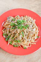 ガッツリ食べたいときに!豚肉とまいたけのピリ辛パスタ