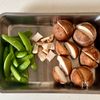 5分おかず《スナップエンドウとしいたけの塩にんにく炒め》の工程1