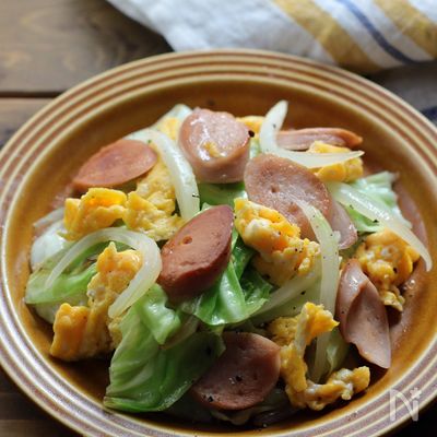 魚肉ソーセージ、卵、キャベツの炒め物