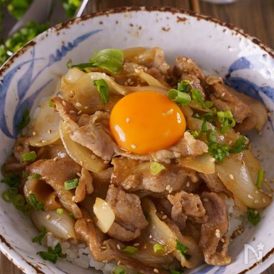 【卵黄で濃くまろ】豚こまと玉ねぎのスタミナたっぷりオイ照り丼