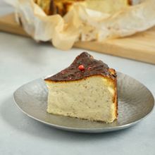 上品なコクと旨味。ピスタチオバスクチーズケーキ