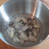 牡蠣とほうれん草のとろとろグラタンの下準備