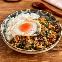大葉でさっぱり！【鶏ひき肉とピーマンの甘辛そぼろ丼】