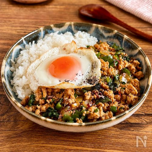 大葉でさっぱり!【鶏ひき肉とピーマンの甘辛そぼろ丼】