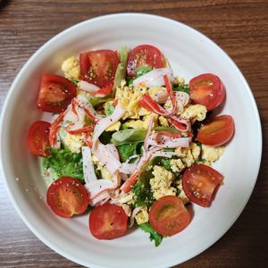 とももの作ってみた!投稿(カニカマとレタスと卵のさっぱりヘルシーサラダ😋🥗)