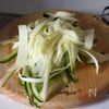 シャキシャキたまらん✨《ズッキーニのカレー炒め》の工程1