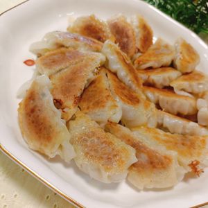 AKARI☆の作ってみた!投稿(パリッと旨！！『ネギニラ餃子』味見の手が止まらない♡即完食)