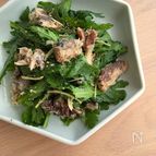 さっと和えるだけでおいしい！さば缶と春菊のサラダ