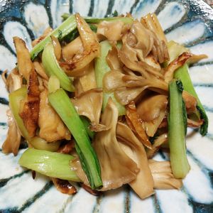 よっこの作ってみた!投稿(［ちくわと青梗菜と舞茸のバター醤油炒め］すぐできる！簡単副菜)