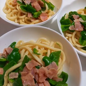 852468の作ってみた!投稿(がつんとウマい！【ベーコンとピーマンのガリバタ焼きうどん】)