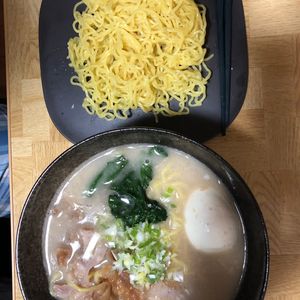 お気に入りの作ってみた!投稿(おうちで簡単に本格的な豚骨スープ！鶏と豚のWスープラーメン)