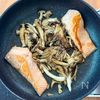 【簡単◎旨みたっぷり♪】鮭ときのこのごま醤油ガーリックパスタの工程1