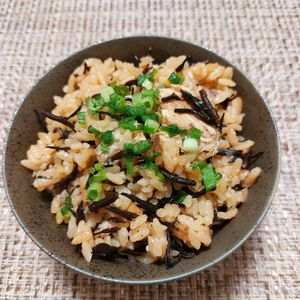 よっこの作ってみた!投稿(作業時間5分！【鯖缶とひじきの炊き込みご飯】栄養満点♩)