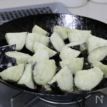 なすを皮目から香ばしく焼く
