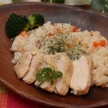 胸肉の蒸し鶏&ピラフ☆ご飯とおかずが一気に完成!