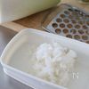 余ったお餅まだまだ食べれる！揚げ餅のみぞれ煮の工程1
