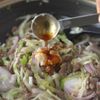10分で簡単✌️お家で外食気分🇹🇭【タイ風麹サラダ】の工程2