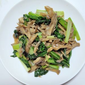 ふうかの作ってみた!投稿(まいたけと小松菜のしょうゆ炒め)