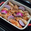 前日仕込みでラクラク！【手羽元と玉ねぎの簡単ロースト】の工程1