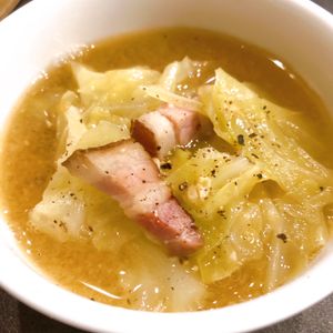 1032950の作ってみた!投稿(【キャベツとベーコンときのこのお味噌汁】包丁不要☆時短！)