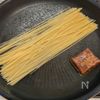 【ワンパンで】あさり缶&スープの素でボンゴレ風蒸しパスタの工程1