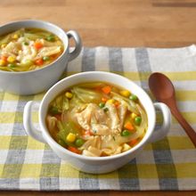 ミックスベジタブルで手軽に！チーズカレーワンタンスープ