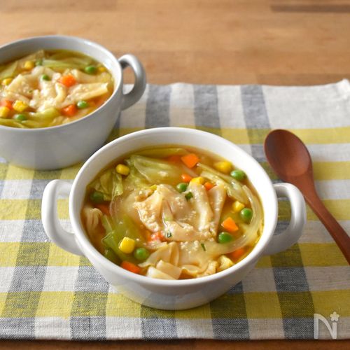 ミックスベジタブルで手軽に!チーズカレーワンタンスープ