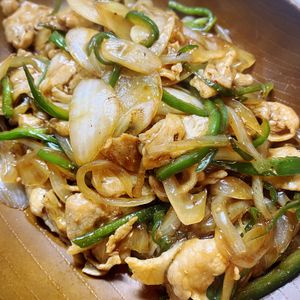 みおの作ってみた!投稿(行列のできる中華屋さんの♪とろとろ豚バラピーマン炒め🤩🍺)